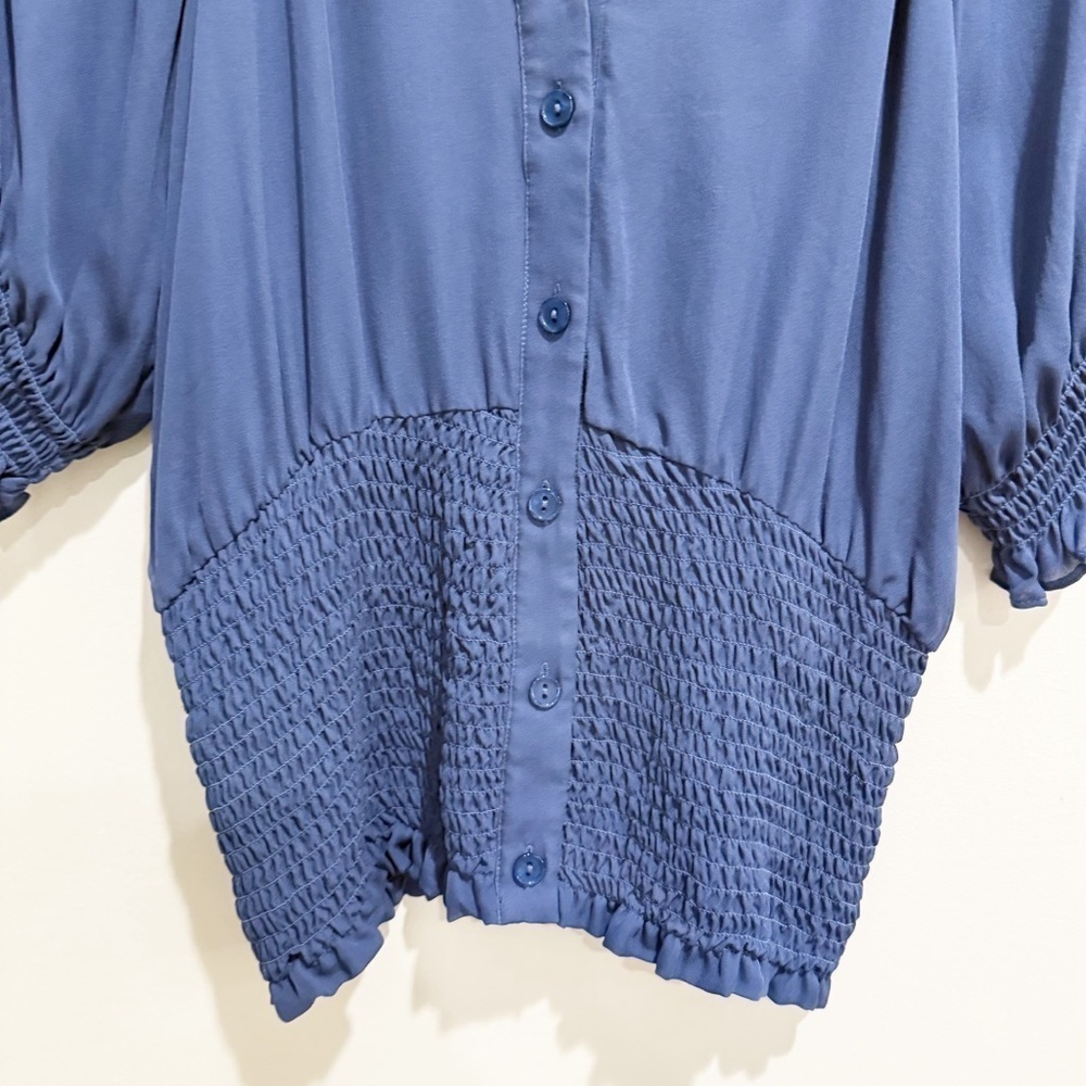 Parker Women's Short Sleeve, Button Front Silk Blouse with Smocking M - Picture 5 of 10
